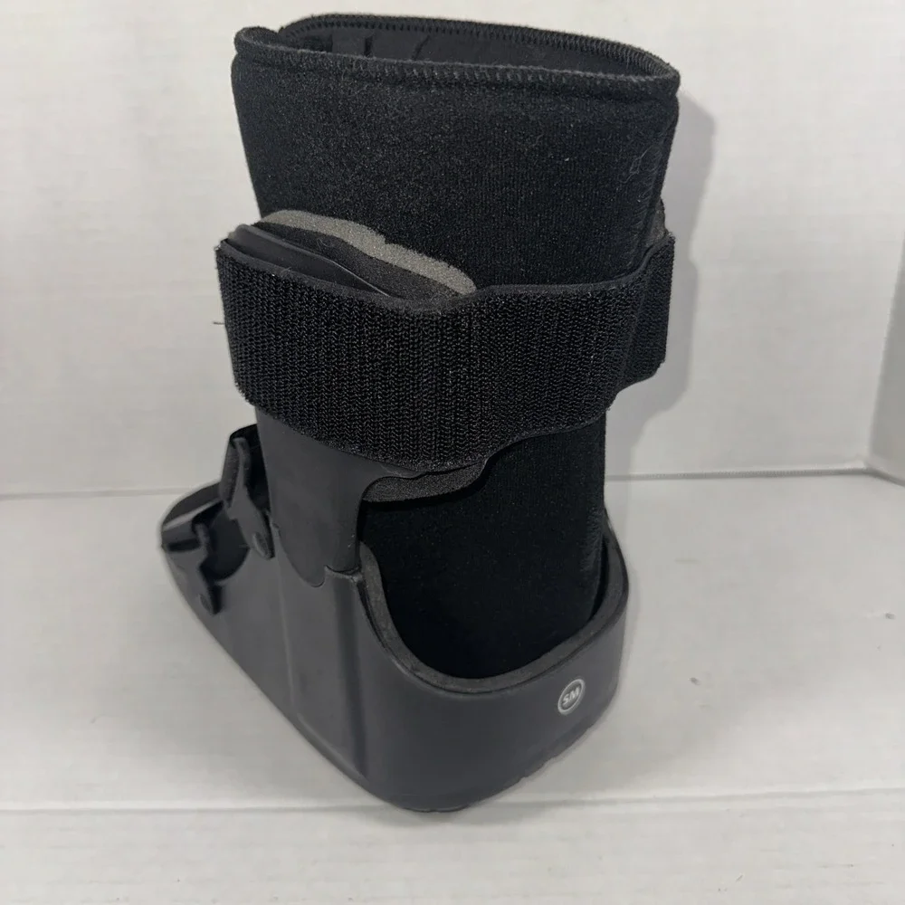 United Ortho USA14013 Adult Short Cam Walker‎ Fracture Boot, S/M, Black